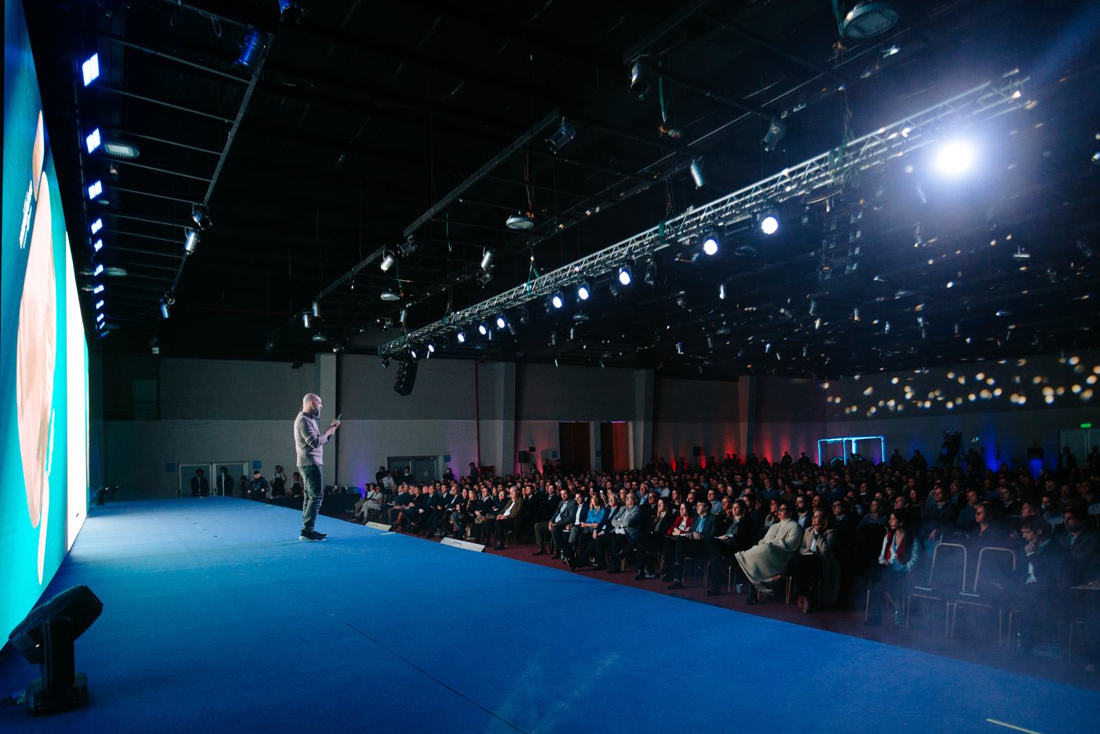 Summit IA Human Future 2025: un speaker frente a la sala completa