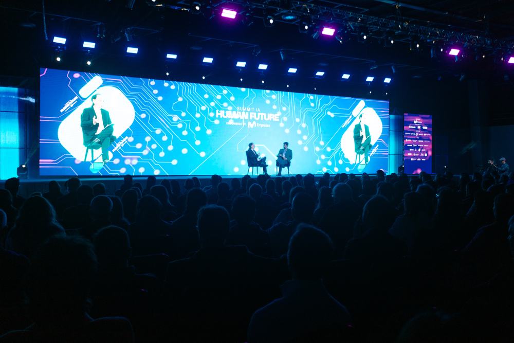 Escenario con pantalla LED y público del Summit IA Human Future 2025