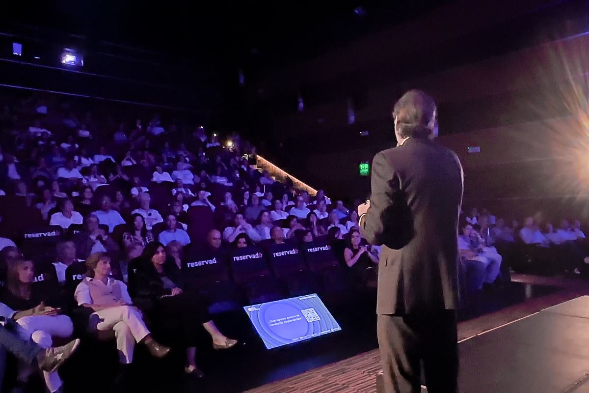 Conrado Estol frente al teatro lleno en Voces que Inspiran