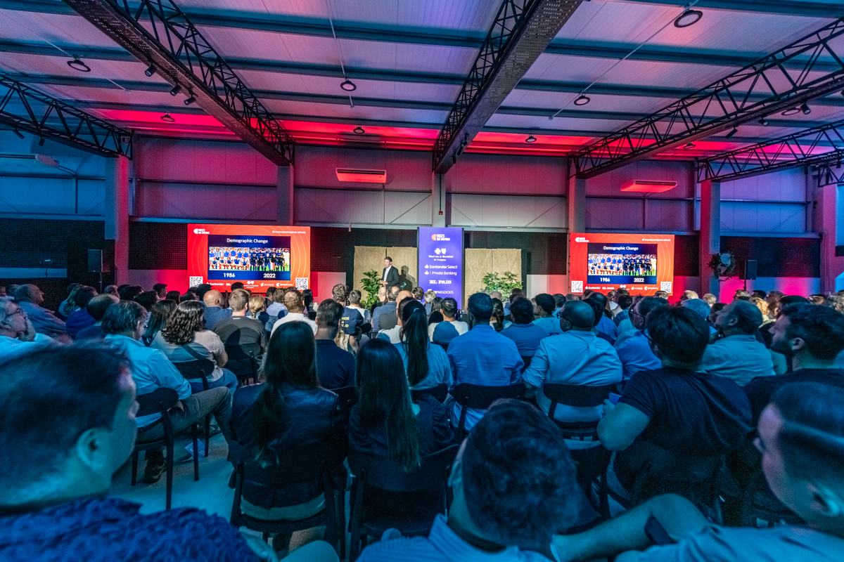 Claudio Zuchovicki en el centro del escenario de Voces que Inspiran, con la sala completa